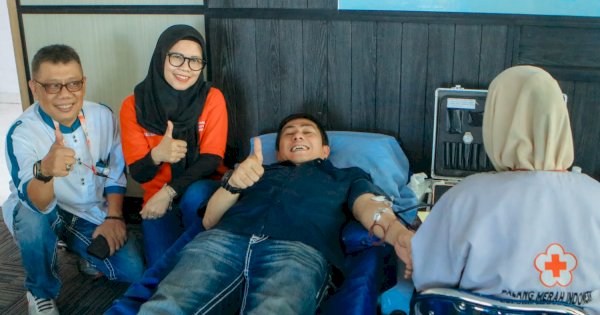 Ketua PMI Makassar Ikut Donor Darah di Peringatan HUT ke-3 tahun Hotel Vasaka