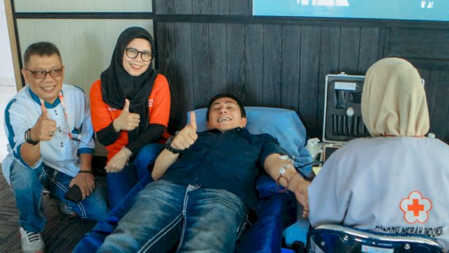 Ketua PMI Makassar Ikut Donor Darah di Peringatan HUT ke-3 tahun Hotel Vasaka