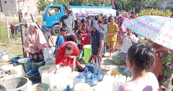 Dampak Kekeringan di Makassar, Ismail Manda Turun Langsung Salurkan Air ke Warga