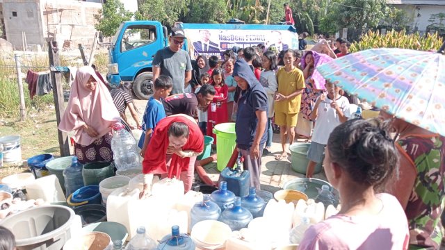 Dampak Kekeringan di Makassar, Ismail Manda Turun Langsung Salurkan Air ke Warga