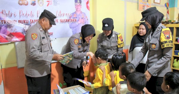 Polri Peduli Literasi, Polresta Magelang Bagi-bagi Buku