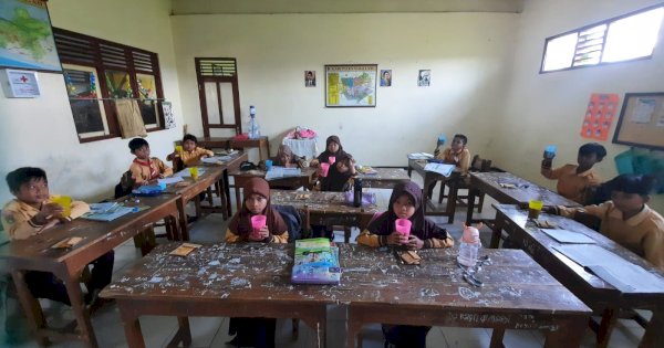 Paguyuban Orang Tua Kelas 3 SDN Jamus 2 Salurkan Makanan Tambahan Bergizi