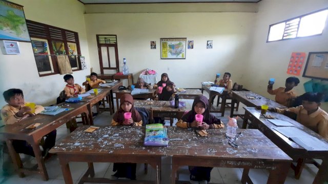 Paguyuban Orang Tua Kelas 3 SDN Jamus 2 Salurkan Makanan Tambahan Bergizi