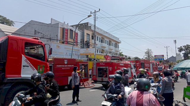 Toko Susu di Mertoyudan Magelang Terbakar, Puluhan Petugas Gabungan Berjibaku Padamkan Api