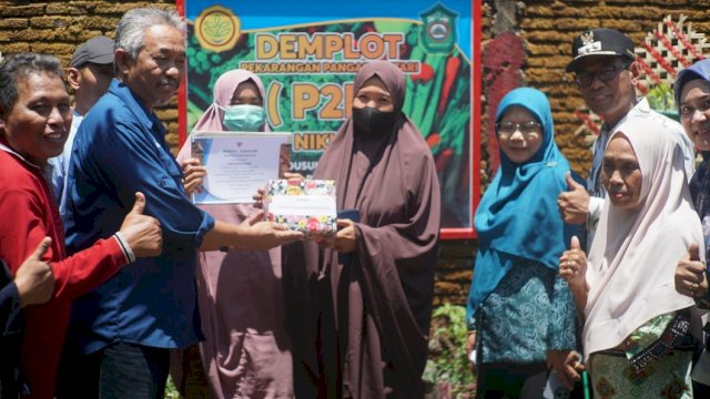 Pj Bupati Takalar ,Dr.Setiawan Aswad memberikan hadiah pemenang lomba pekarangan produktif. Foto:ist