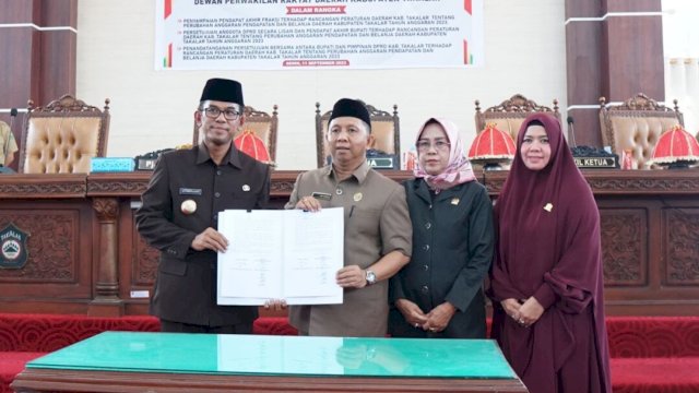 Pj Bupati Takalar Setiawan Aswad bersama Pimpinan DPRD di rapat paripurna DPRD Takalar. Foto:ist