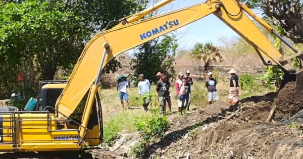 DPRD Tidak Bertindak, Pemerintah Desa Lentu Langsung Bergerak Menormalisasi Sungai Balangbaru