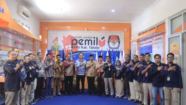 Pj.Bupati Takalar ,Dr.Setiawan Aswad sesi foto bersama Komisioner KPU Takalar .Foto: ist