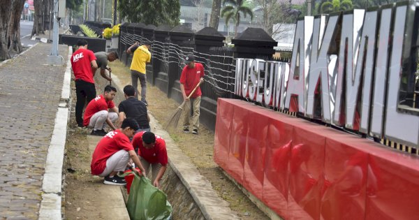 Meski Libur, Gubernur Akmil bersama Ace Hardware Gelar Bersih-bersih di Museum Taruna Abdul Djalil