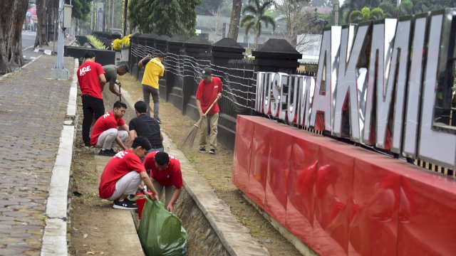 Meski Libur, Gubernur Akmil bersama Ace Hardware Gelar Bersih-bersih di Museum Taruna Abdul Djalil