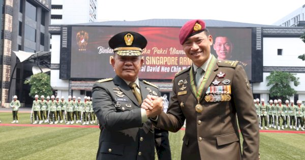 Jenderal TNI Dr. Dudung Abdurachman Anugerahkan Bintang Kartika Eka Paksi Utama Kepada Kasad Singapura