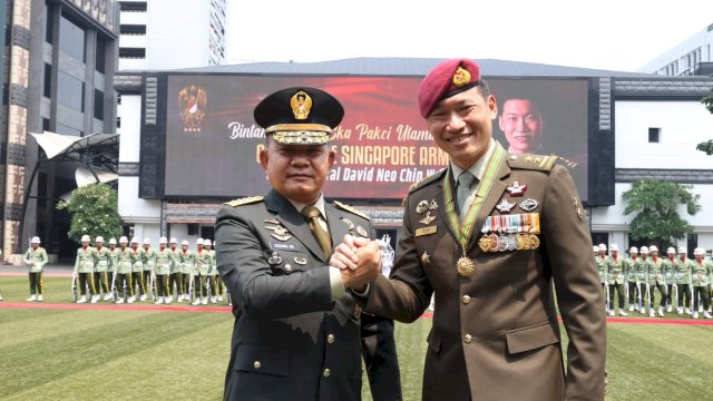 Jenderal TNI Dr. Dudung Abdurachman Anugerahkan Bintang Kartika Eka Paksi Utama Kepada Kasad Singapura