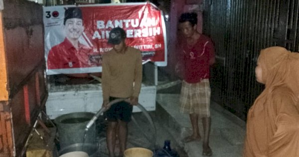 Anggota DPR RI “ARW” Salurkan Air Bersih Bagi Warga Terdampak Kekeringan