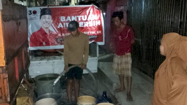 Anggota DPR RI “ARW” Salurkan Air Bersih Bagi Warga Terdampak Kekeringan