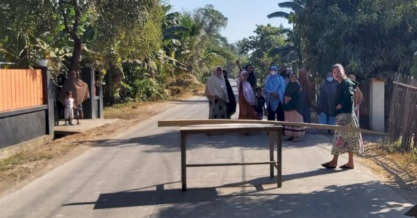 Kesal Ulah Sopir Truk Galian C Sebabkan Polusi Debu, Ibu-ibu Bontote’ne Blokir Jalan
