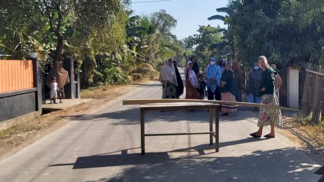 Kesal Ulah Sopir Truk Galian C Sebabkan Polusi Debu, Ibu-ibu Bontote’ne Blokir Jalan