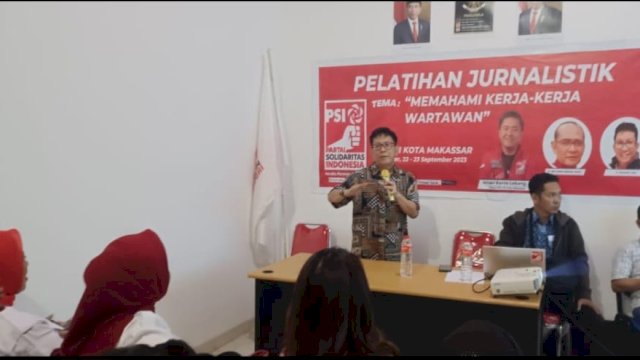 Pemateri pertama dalam pelatihan ini adalah Ir. Suwardi Thahir, M.I.Kom. 