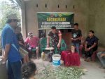 Babinsa Kelurahan Palampang Ajak Petani Berkembang dengan Pupuk Organik Cair