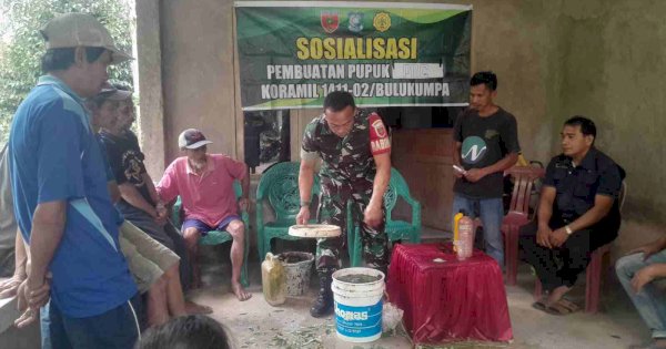 Babinsa Kelurahan Palampang Ajak Petani Berkembang dengan Pupuk Organik Cair