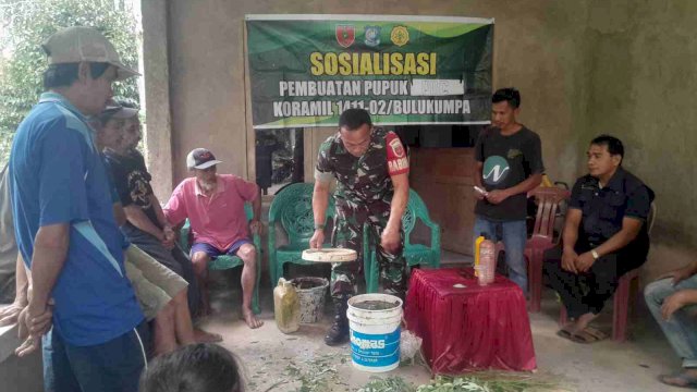 Srm Amrullah sosialisasi cara pembuatan pupuk organik cair di Kelompok Tani Ajuarae Desa Kambuno.Foto:ist