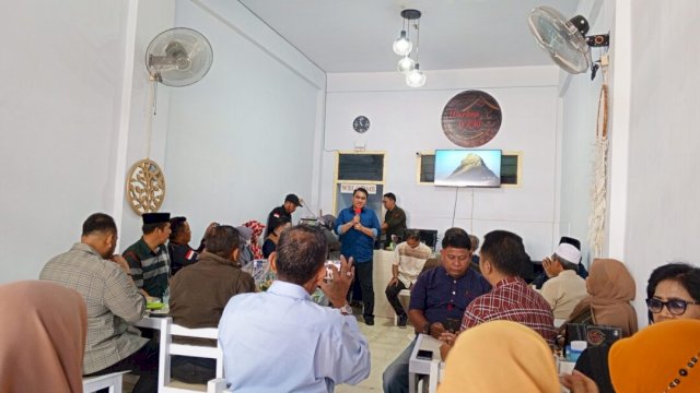 Andi Irwan Bangsawan saat memberikan sambutan di launching Warkop D'K10 dan syukuran kantor redaksi Harian.News.Foto:dok.harian.news
