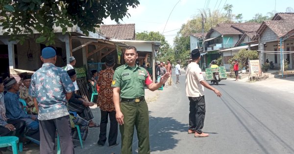 Warga Desa Binaan Meninggal, Babinsa Koramil Ngluwar Hadir Takziah