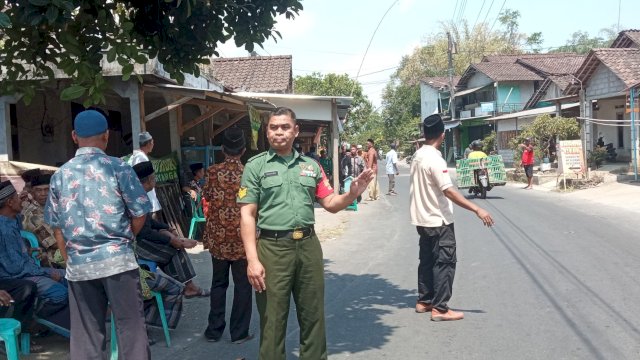 Warga Desa Binaan Meninggal, Babinsa Koramil Ngluwar Hadir Takziah