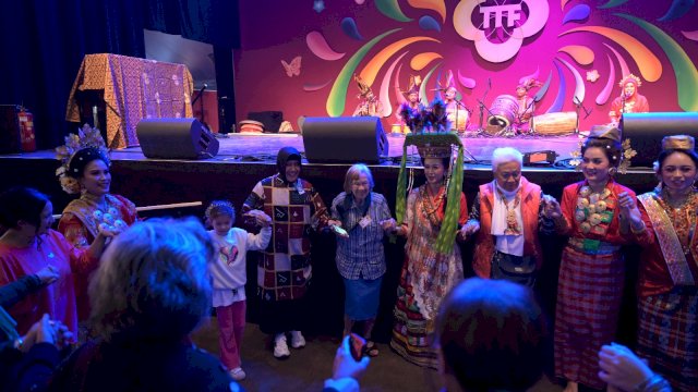 Delegasi Pemerintah Kota Makassar berhasil tampil memukau di panggung pada hari kedua Festival Tong-Tong Fair Belanda Jumat (1/09/2023) malam.