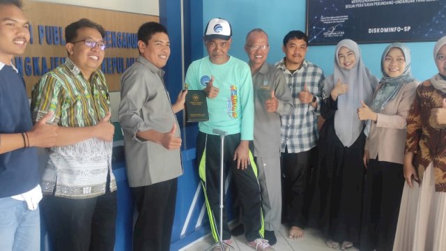 Ketua Prodi dan didampingi dosen Ilmu Komunikasi saat melakukan penarikan mahasiswa magang di Studio Pangkep TV, Jumat (1/09/2023). Tiga mahasiswa dari Prodi Ilmu Komunikasi Unismuh Makassar telah sukses menyelesaikan Program MBKM dalam bentuk Kuliah Magang di Pangkep TV.