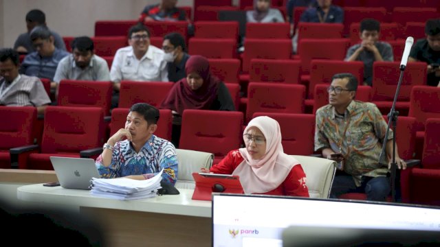 Plt Kadis Kominfo Ismawaty Nur mengikuti penilaian interview evaluasi Sistem Pemerintahan Berbasis Elektronik (SPBE) Tahun 2023. Penilaian interview digelar di ruang Sipakatau Kantor Balaikota, yang dihadiri oleh perwakilan SKPD lingkup Pemkot Makassar yang membidangi urusan SPBE, dan digelar melalui zoom meeting bersama pihak kementerian PANRB, Jumat (15/09/2023).