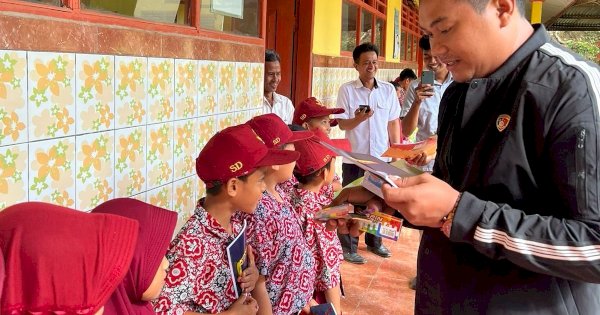 Patut Ditiru, Polisi di Enrekang Ini Sisihkan Gajinya untuk Bantu Anak Sekolah