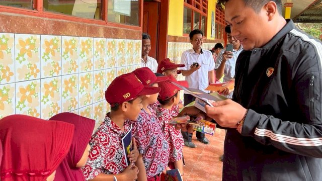 Patut Ditiru, Polisi di Enrekang Ini Sisihkan Gajinya untuk Bantu Anak Sekolah