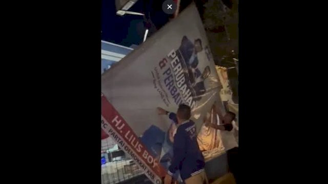 Kader Demokrat "Take Down" Baligho bergambar Anies Baswedan. Foto:tangkaplayar youtube