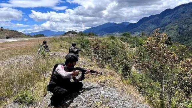Pasukan gabungan Satgas Damai Cartenz kontra dengan anggota Kelompok Kriminal Bersenjata (KKB) .Foto:ist