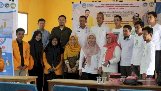 Edukasi Literasi mahasiswa program studi Statistika FMIPA UNM di Desa Manimbahoi Kabupaten Gowa.Foto: Ansari Saleh Ahmar 
