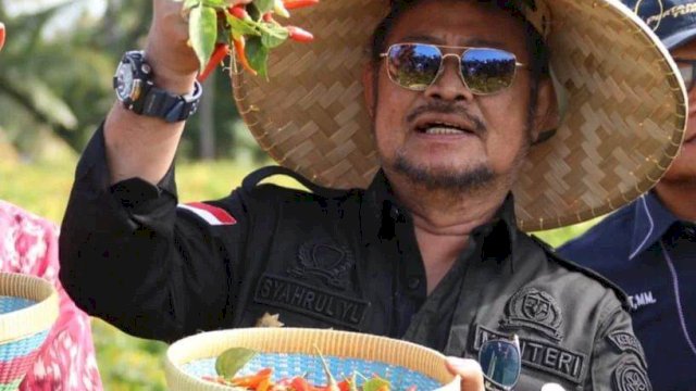 Mentan Syahrul Yasin Limpi, saat panen dan tanam cabai di Desa Kerongkong,Lombok Timur,NTB. Foto:instagram@syasinlimpo