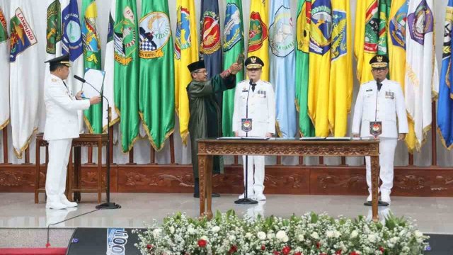 Mendagri Tito Karnavian melantik Pj Gubernur Sumsel Agus Fatoni dan Pj Gubernur Kaltim Akmal Malik di gedung SBP Kemendagri, Senin (2/10).Foto:puspen_kemendagri