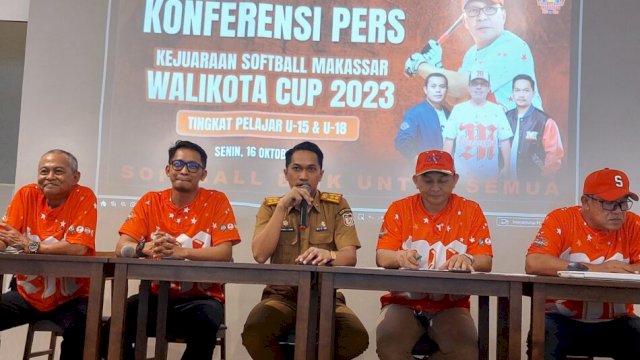 Kadispora Makassad didampingi pengurus Perbasasi Makassar jumpa pers, Senin (16/10). 