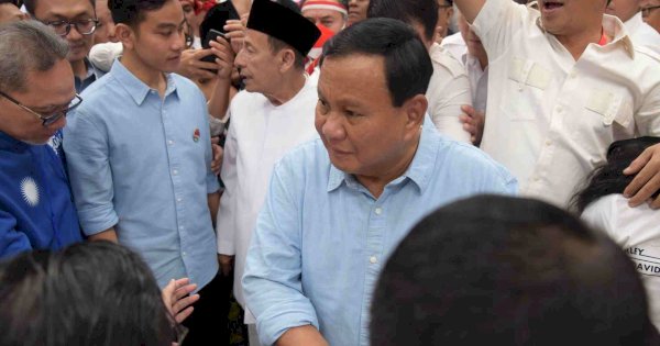 Massa Besar Antarkan Prabowo-Gibran ke KPU, Airlangga Hartarto Optimis