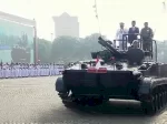 Presiden Jokowi Pimpin Upacara Hari TNI dan Periksa Pasukan dari Atas Tank Amfibi