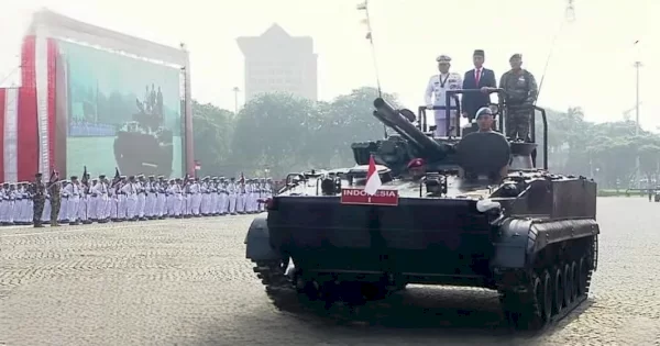 Presiden Jokowi Pimpin Upacara Hari TNI dan Periksa Pasukan dari Atas Tank Amfibi