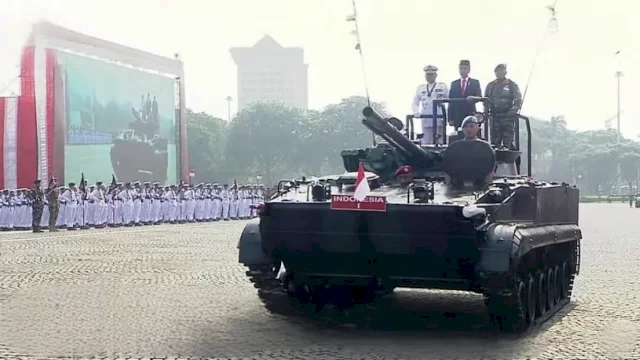 Pimpin Upacara HUT TNI ke-78, Presiden Joko Widodo inspeksi barisan dari ats Tank Amfibi. Foto:puspen_tni
