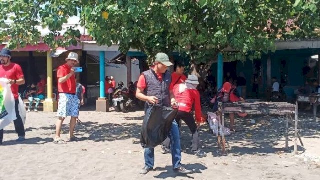 Di Sela Famuly Gathering, Camat Tallo Pimpin Aksi Bersih-bersih