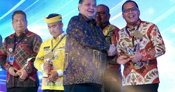 Alhamdulillah! Kota Makassar Terima Penghargaan TP2DD 2023 Kota Terbaik dan Program Unggulan P2DD Terbaik