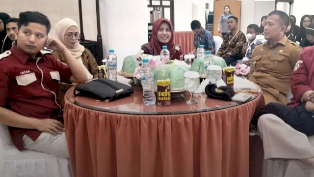 Kepala Dinas Koperasi dan UKM Kota Makassar, Muhammad Rheza menghadiri sekaligus memberikan sambutan dalam Seminar Kewirausahaan yang diselenggarakan oleh SMKN 1 Makassar yang bertempat di Baruga Anging Mammiri, Rumah Jabatan Wali Kota Makassar, Selasa (26/09/2023).