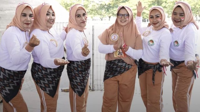 DWP Unit Diskop dan UKM Kota Makassar berpartisipasi dalam Lomba Senam Kebugaran Jasmani yang diselenggarakan oleh Kementerian Pemuda dan Olahraga (Kemenpora) Tahun 2023 di Tribun Karebosi Makassar, Minggu (20/08/2023).