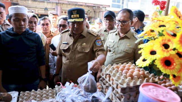 Bahtiar didampingi Danny Pomanto meninjau harga sembako di Pasar Daya, Jl Kapasa Raya, Selasa (17/10/2023).