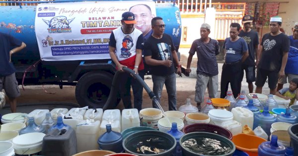 Beri Bantuan Air Bersih, Warga Karuwisi dan Pampang Berterima Kasih dan Doakan Dr Mahmud