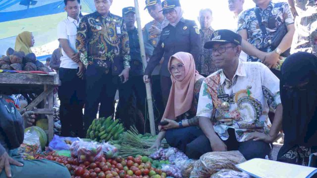 Pj Bupati Takalar Dr Setiawan Aswad, lakukan Sidak di Pasar Galesong, Senin (2/10).Foto:Ist 