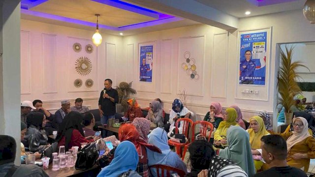 Caleg DPR RI Partai Demokrat Dapil Sulsel 1,Brigjend Pol (Purn) Idris Kadir, sosialisasi bersama warga di jalan Muh.Yamin Makassar. Foto:Ist 